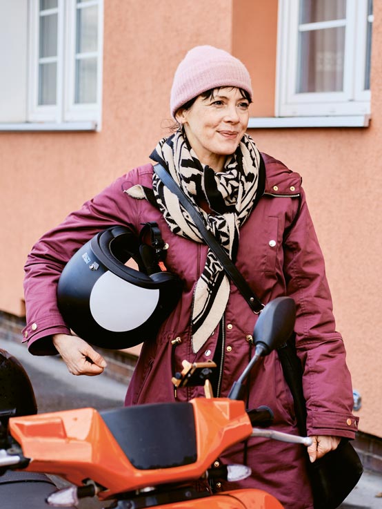 Frau mit Roller