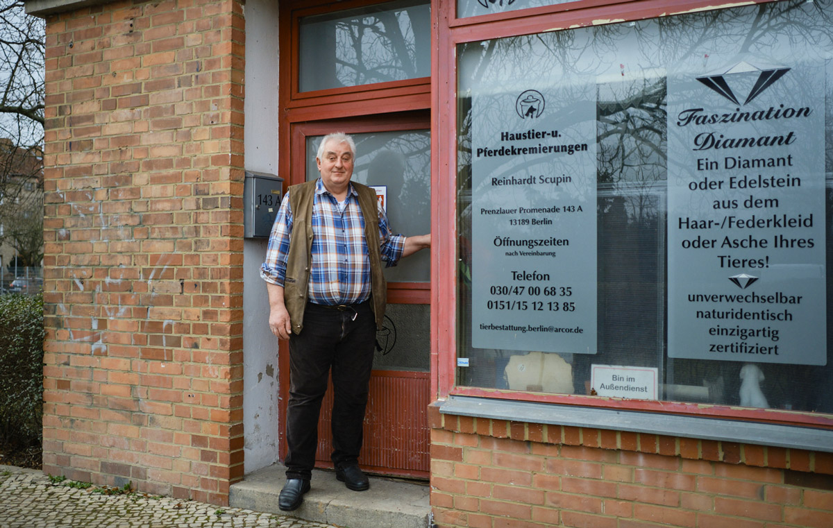 Reinhardt Scupin vor seinem Arbeitsplatz