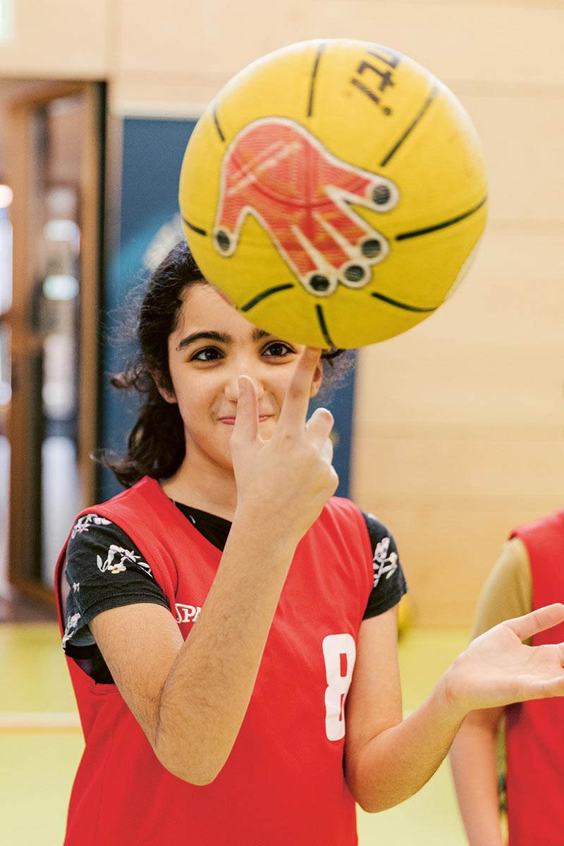 Mädchen mit Basketball