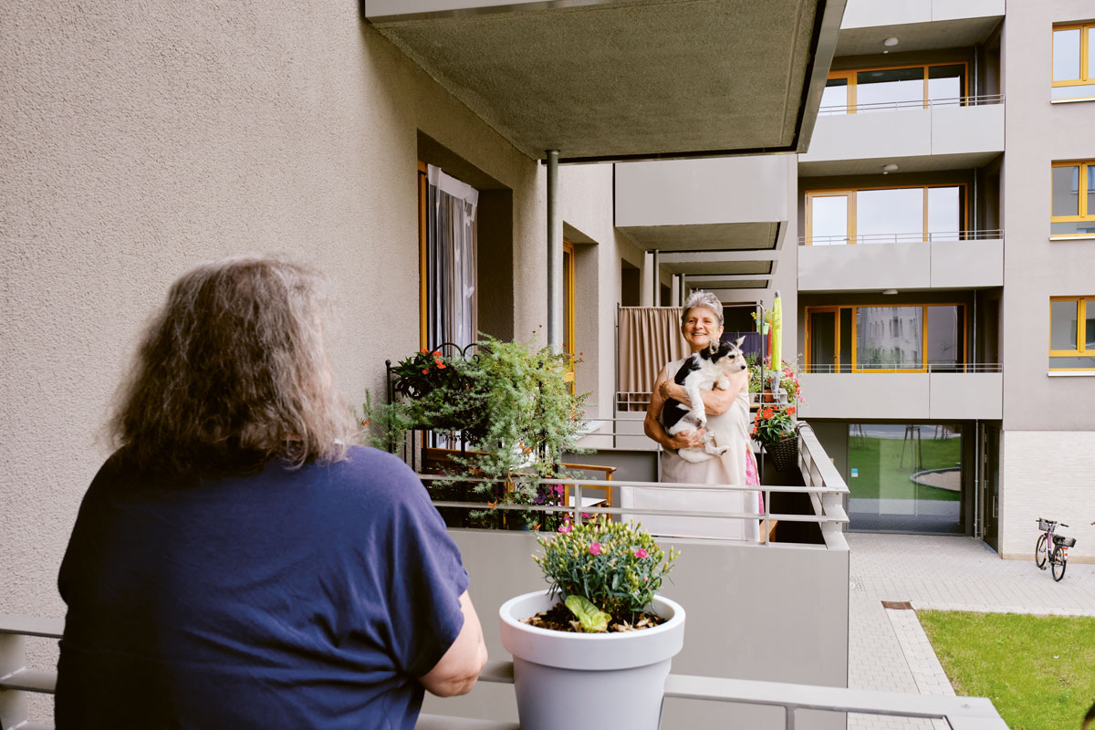 Ältere Menschen, die in einer Seniorenwohnung wohnen