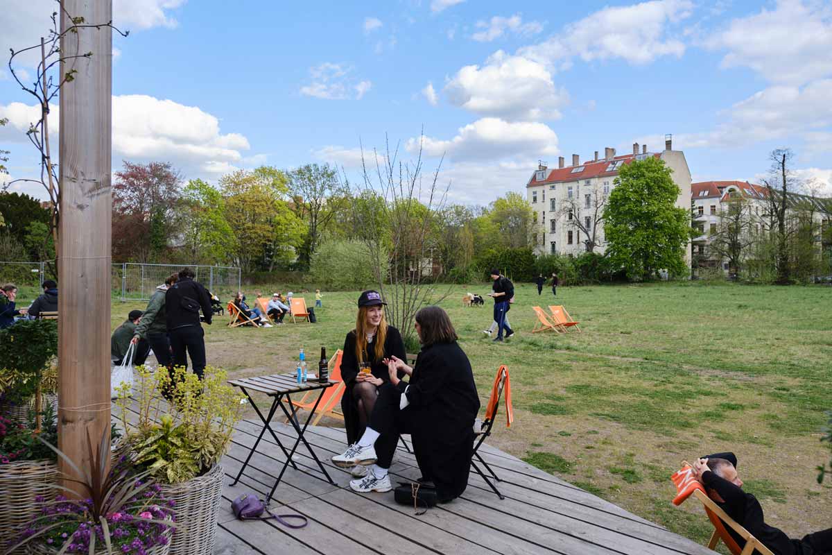 Christin Nichols sitzt mit Redakteurin Silvia Silko auf der Terrasse des Kiez Kaffee Kraft