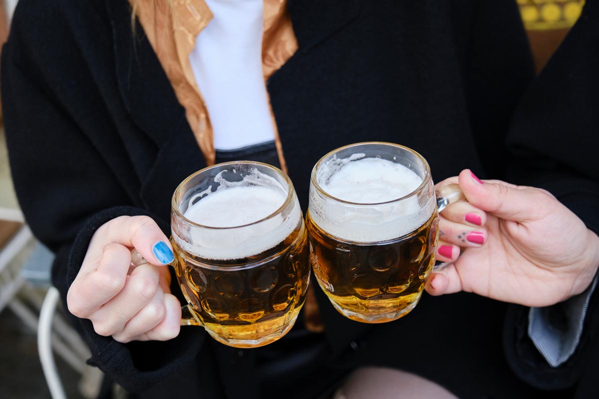 Christin Nichols und Silvia Silko stoßen mit Bier an