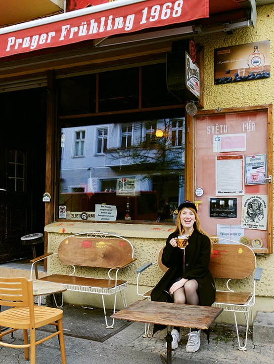 Nichols vor der Bar Prager Frühling in der Florastraße