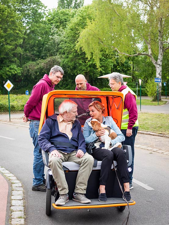 Kurze Lagebesprechung, bevor die Fahrt losgeht. Der kleine Vierbeiner darf auch mit