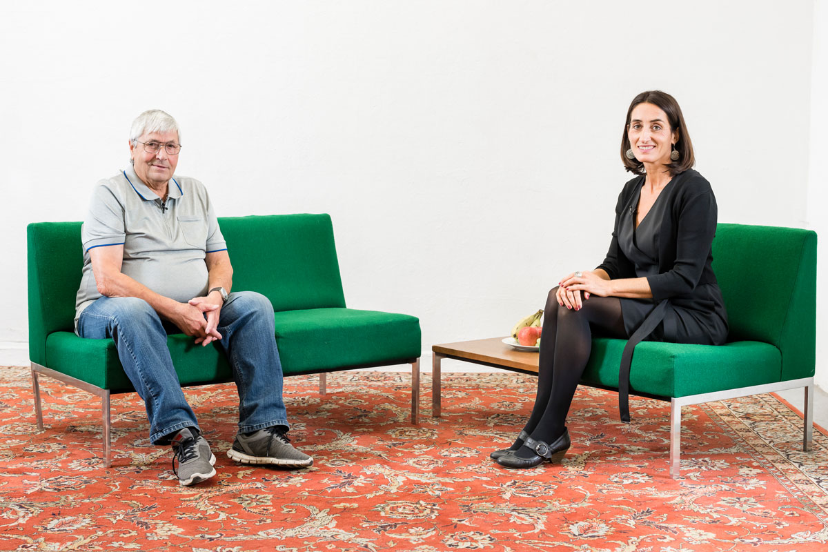 Herr Hermann mit Mediatorin Daniela Schneider während des Interviews