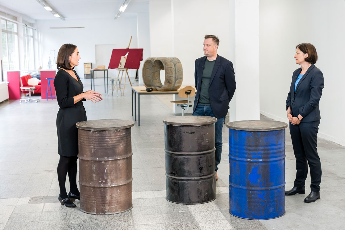 Christa Beck (rechts) und Michael Reiss (Mitte) von der GESOBAU erklären Moderatorin Daniela Schneider (links) die Hintergründe und berichten von Erfahrungen, die sie mit Modernisierungen gemacht haben