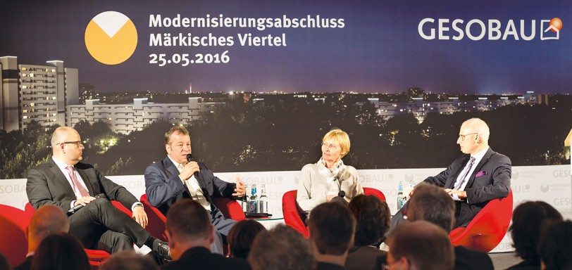 Podiumsdiskussion: Ulf Lennemann, ehem. Geschäftsbereichsleiter im Märkischen Viertel, Frank Balzer, Bezirksbürgermeister von Reinickendorf, und Ingeborg Junge-Reyer, ehem. Senatorin für Stadtentwicklung, sprachen mit Moderator Volker Wieprecht über die Zeit vor, während und nach der Modernisierung