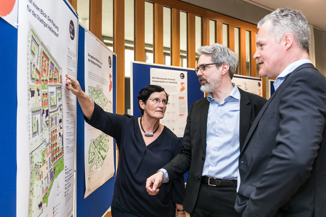 GESOBAU-Vorstand Christian Wilkens (rechts) im Gespräch bei der Vorstellung der Neubaupläne