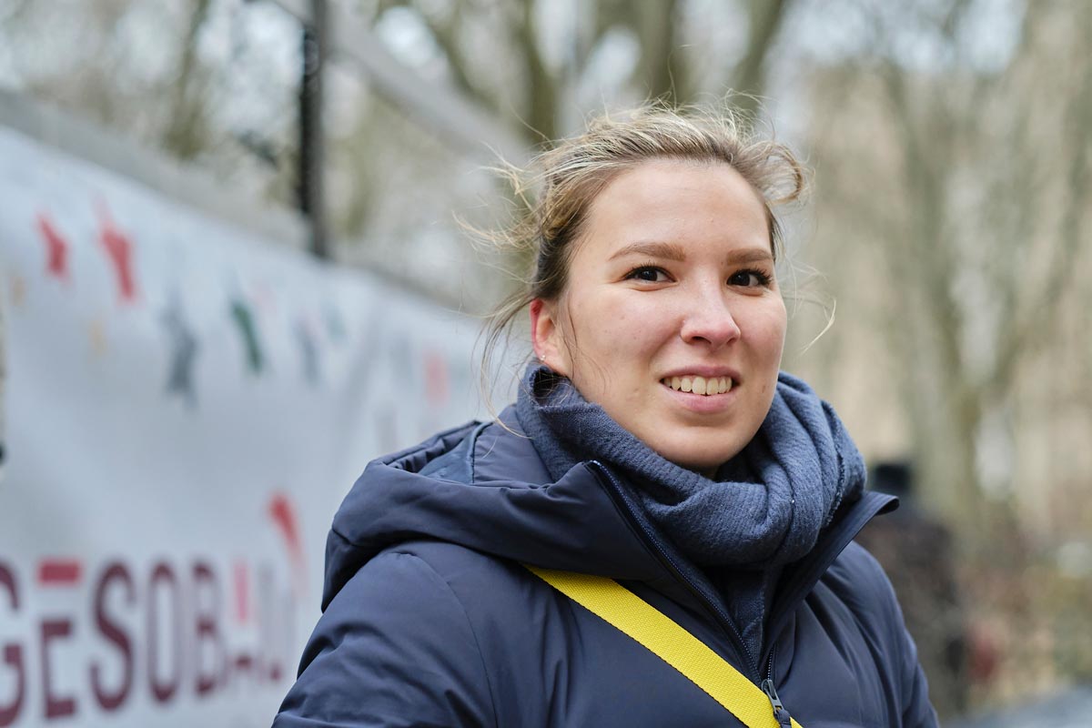 Annika Schatz (Foto) von der GESOBAU hat zusammen mit ihrer Kollegin Katharina Basedow die weihnachtliche Veranstaltung für die Anwohner*innen der GESOBAU organisiert. Ihr Ziel war es, das Gemeinschaftsgefühl zu stärken.