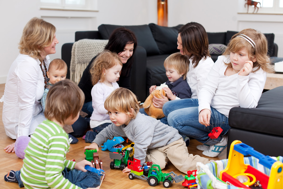 In Familientreffs können überlastete Eltern ihre Kinder einige Stunden betreuen lassen.