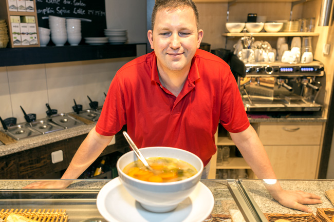 Koch Daniel Byl kocht Goldene Joich oder auch Omi Rosis Penicillin genannt