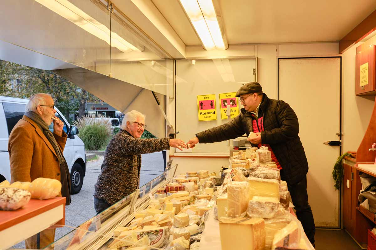 Hans-Georg Ullrich und Detlef Gumm an einer Käsetheke