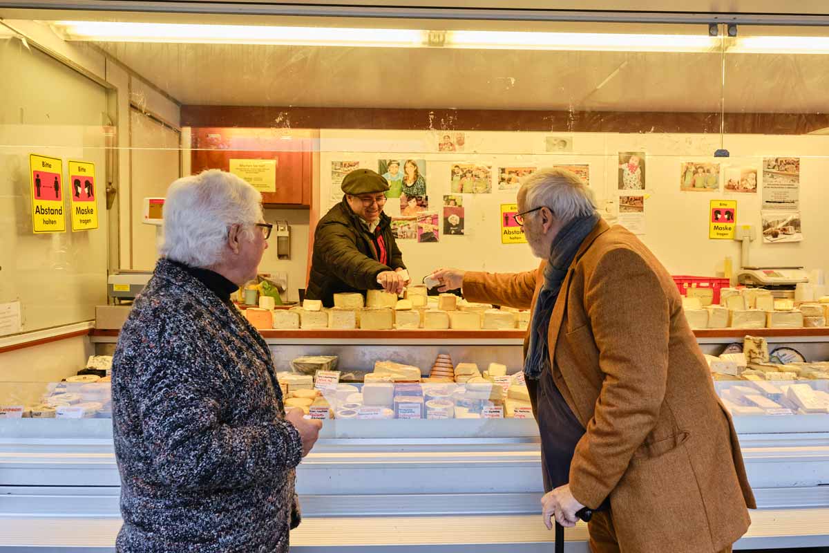 Hans-Georg Ullrich und Detlef Gumm an der Käsetheke