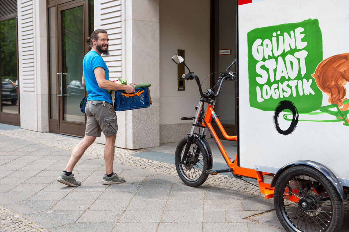 Fahrradlieferant liefert Gemüse