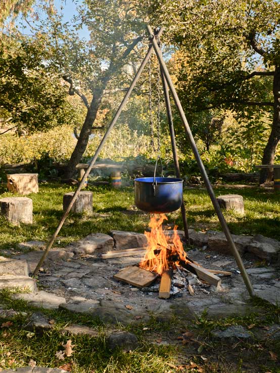 Im großen Kessel im Garten wird über offenem Feuer gekocht