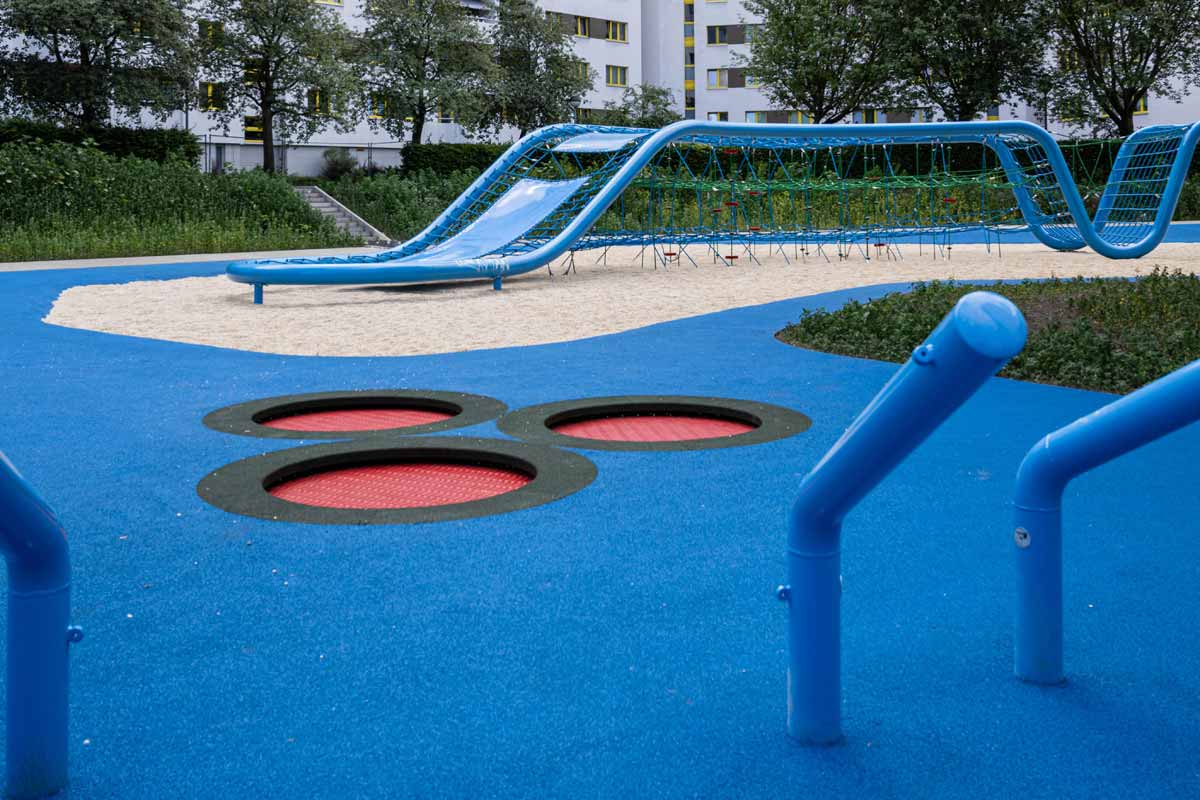 Eine elastische Bodenfläche, Trampoline und ein großes Kletternetz bilden die neue „Wasserschlucht“. Hier können Kinder nach Belieben toben