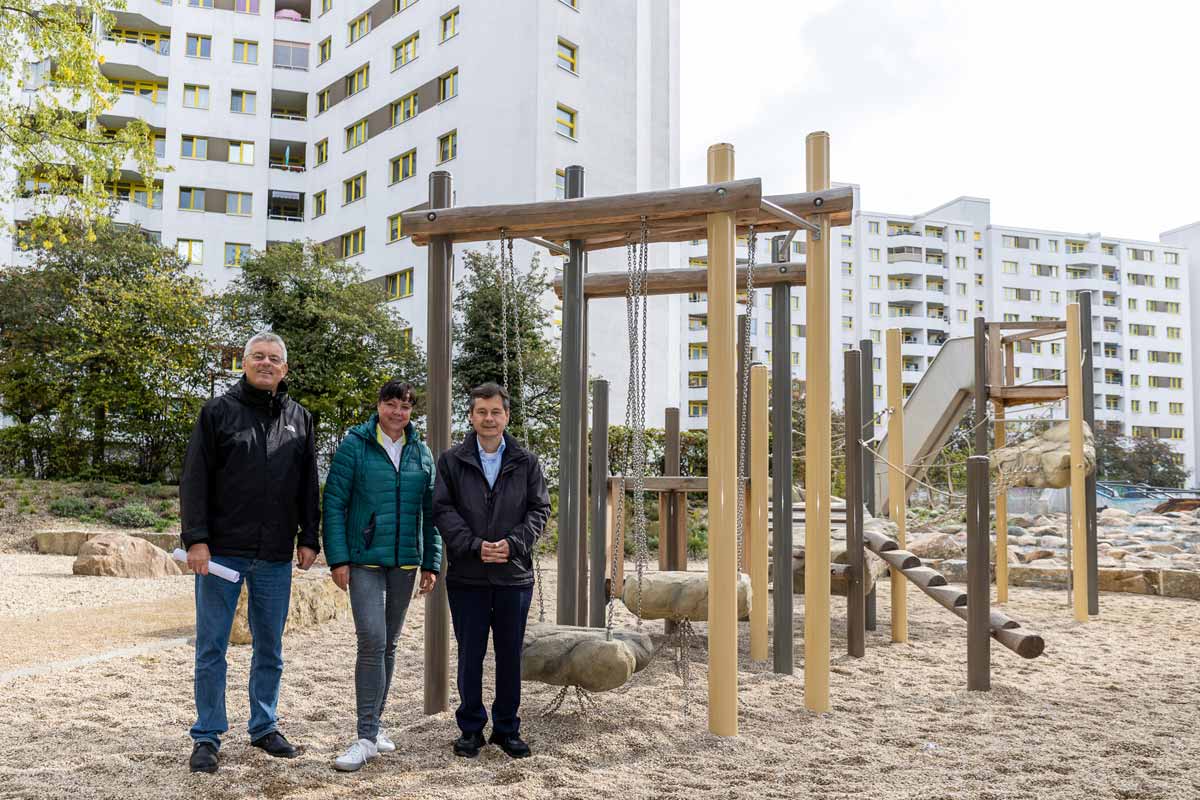 Grund zum Feiern: Karl Wefers (SWUP), Irina Herz (GESOBAU) und Bezirksbürgermeister Uwe Brockhausen bei der Einweihung der Anlagen