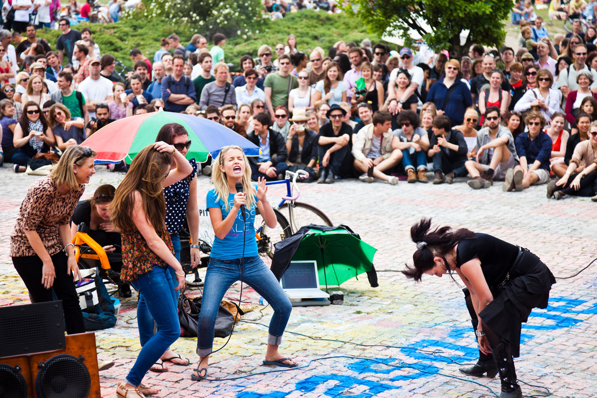 Sie liefern den Soundtrack zum Flohmarkt: Jeden Sonntag gibt es im Mauerpark nicht nur Nippes, sondern auch kleine Live-Konzerte von lokalen Künstler*innen