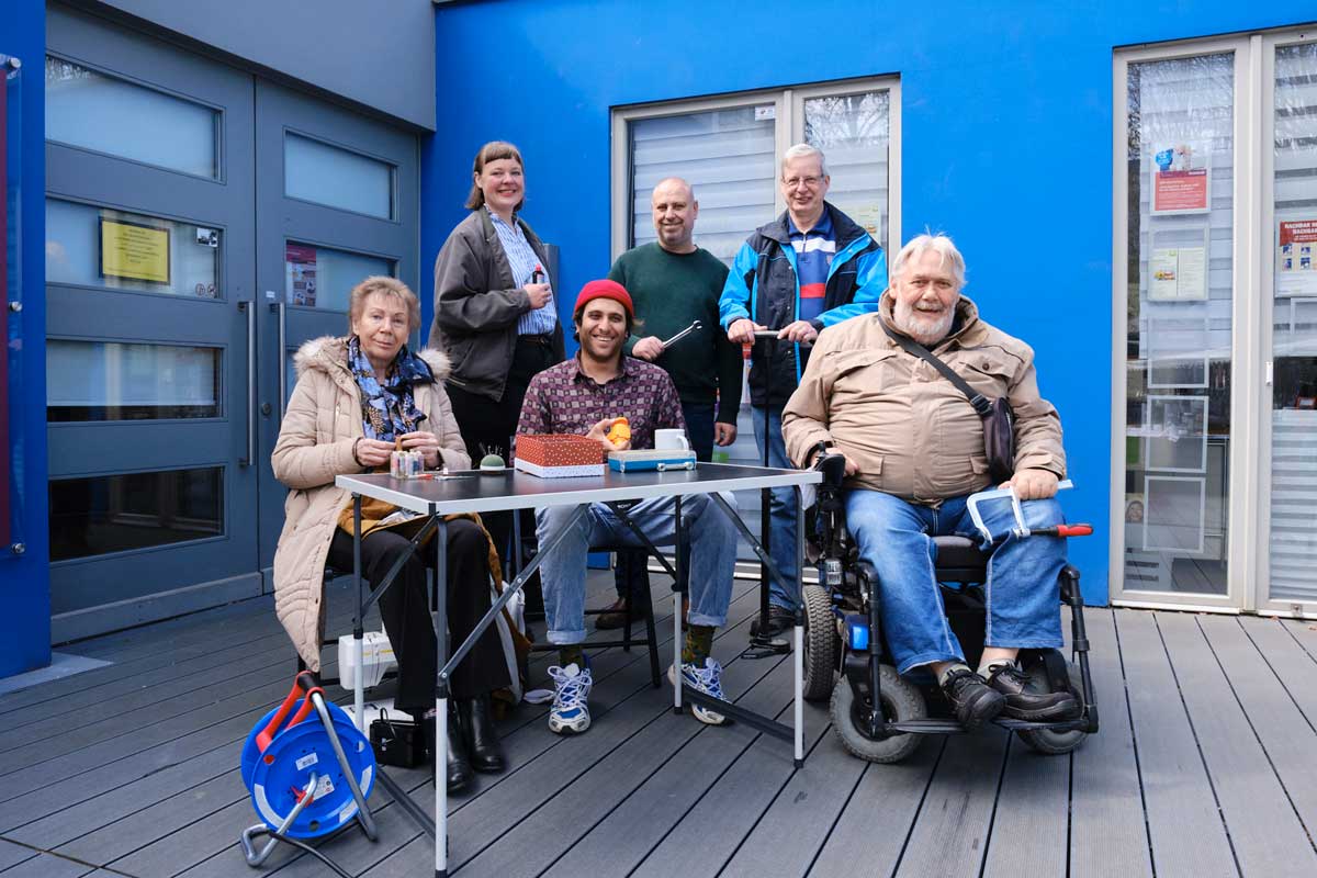 Eva Dahms (hinten links) mit ihrem Team aus freiwilligen Helfer*innen