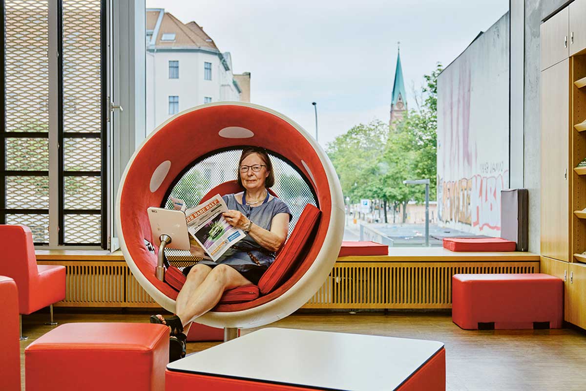 Renate Straetling in der Schiller-Bibliothek