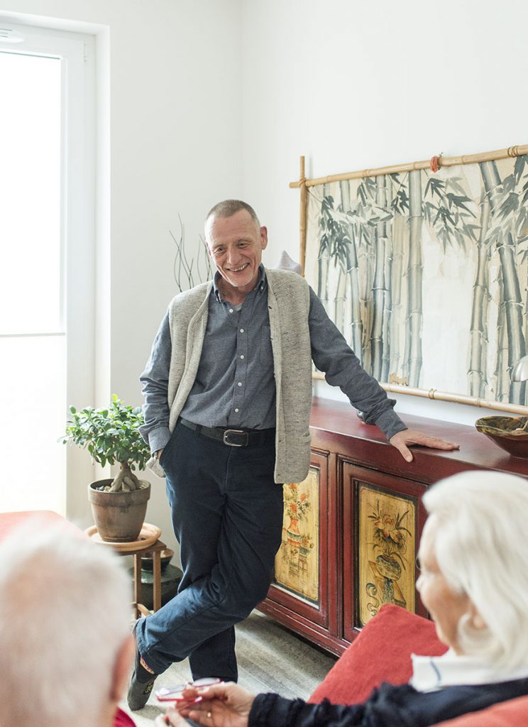 Joachim Wirtz und seine Frau zeigen in ihrer 70-qm-Wohnung ihre Liebe zu Asien. Die beiden sind echte Sportskanonen: Sie unterrichten Qigong, eine chinesische Meditations- und Kampfkunstart. Und wenn sie dafür nach Kreuzberg müssen – dann nehmen sie das Rad.