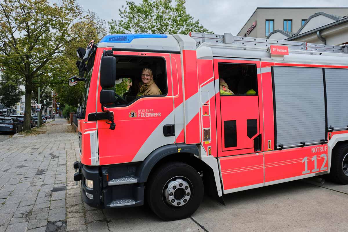 Souverän: Auch bei Stress behält Caroline Haupt einen kühlen Kopf – und lenkt ihre Kamerad*innen durch Berlins Straßen