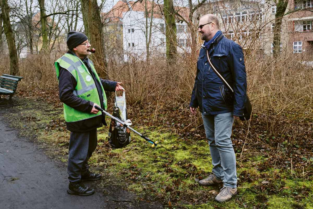 Udo Vollrath sorgt für Ordnung. Er ist selbst bei schlechtem Wetter für die Initiative „Leben im Parkviertel“ unterwegs