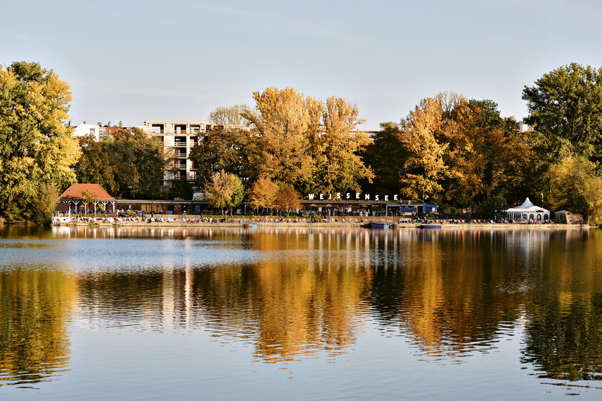 Der Park am Weißen See mit Strandbad am Ostufer ist ein beliebtes Ausflugsziel