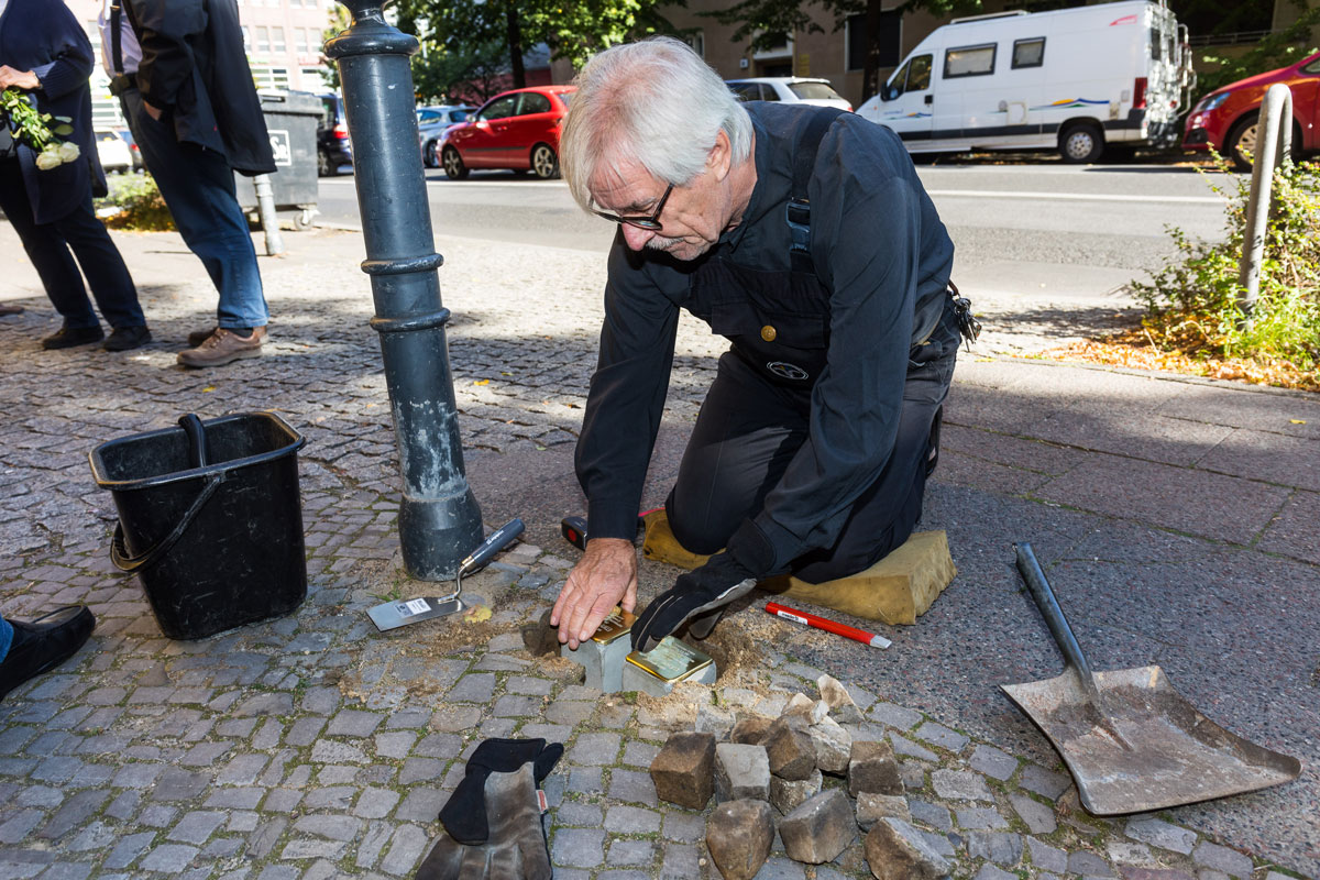 Zwei kleine Messingtafeln werden in den Boden eingelassen. Die Stolpersteine vor dem Eingangstor der Mühlenstraße 2, 2a erinnern an Edith und Ludwig Samter