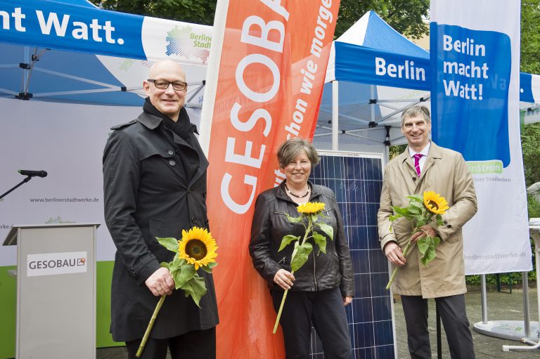 GESOBAU-Vorstandsvorsitzender Jörg Franzen (links), Stadtentwicklungssenatorin Katrin Lompscher (Mitte) und Stadtwerke-Geschäftsführer Andreas Irmer (rechts) eröffneten Ende Juni gemeinsam die neue Mieterstromanalage 