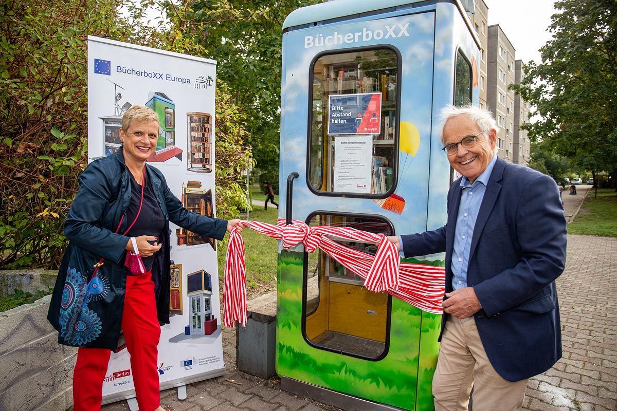 Kirsten Huthmann (GESOBAU AG) und Initiator Konrad Kutt (INBAK) eröffnen die BücherboXX in der Hansastraße, gegenüber vom Familienzentrum Weißensee