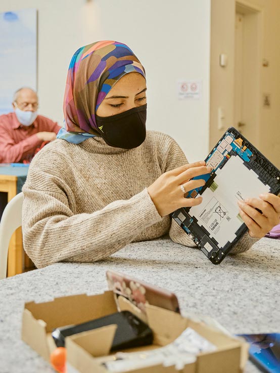 Susanna öffnet das Gehäuse ihres Tablets. Auf YouTube hat sie dazu eine Anleitung gesehen. Im „Repair-Café“ bekommt sie das notwendige Spezialwerkzeug – und eine zweite Meinung