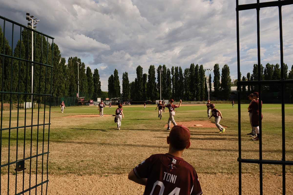 Mit Wurf- und Fangübungen trainieren die jungen Spieler für ihren Einsatz auf dem Feld