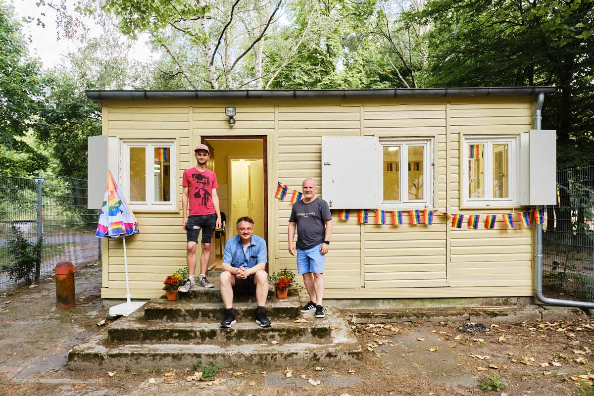 Vor ihrem selbst renovierten Haus: Christian H., stellvertretender Vorsitzender, Matthias D. und Andreas Otto, Gründer des Vereins „Regenbogen Reinickendorf“ (v. l.)