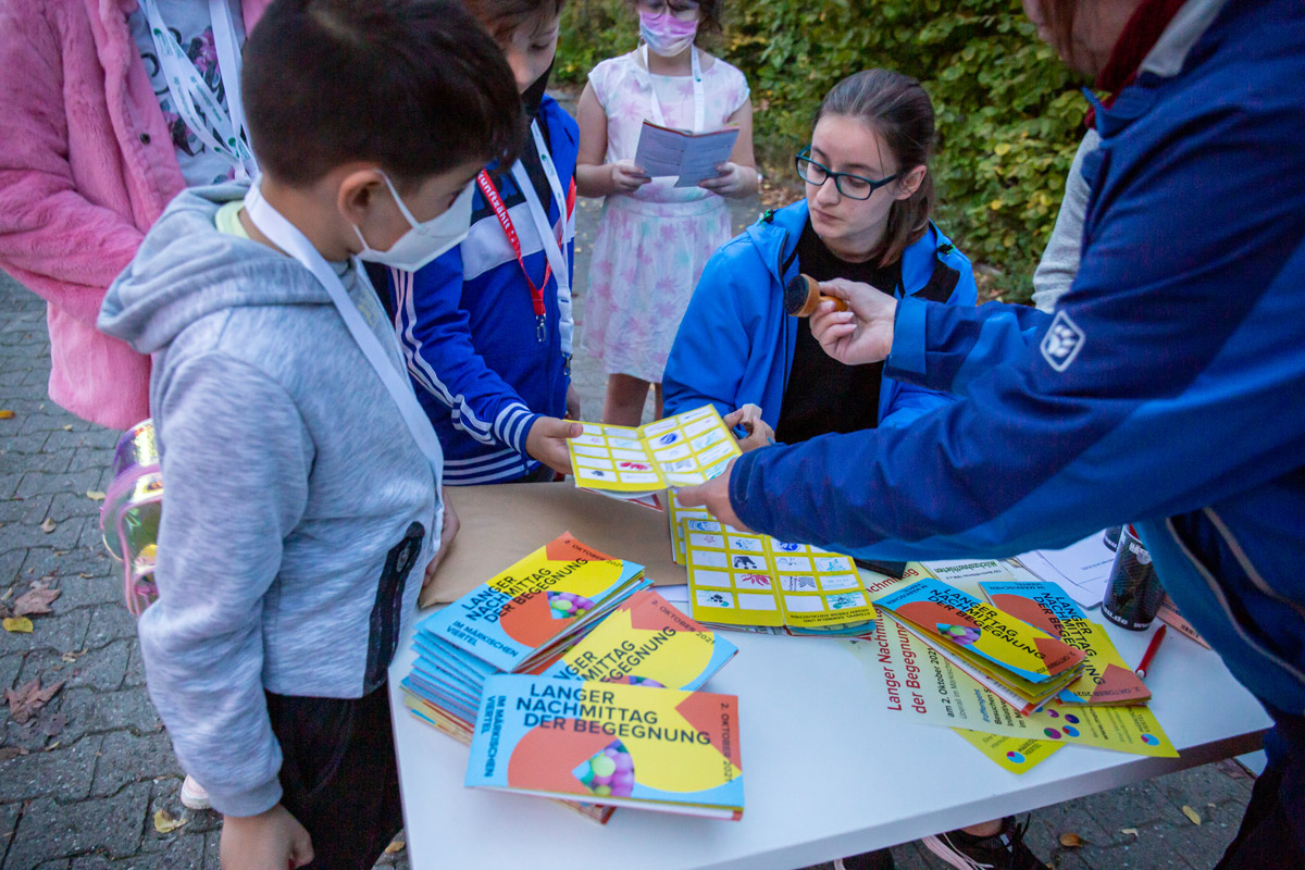 Kinder stempeln ihre Bücher