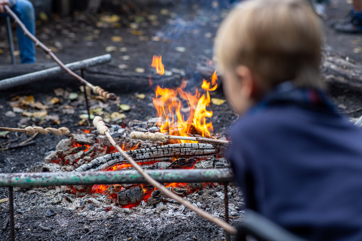 Marshmallows werden gegrillt