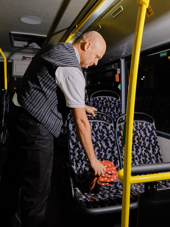 Zwischen den Fahrten kontrolliert Mark Becker den Bus nach Fundstücken. Danach ist Zeit für eine kurze Pause