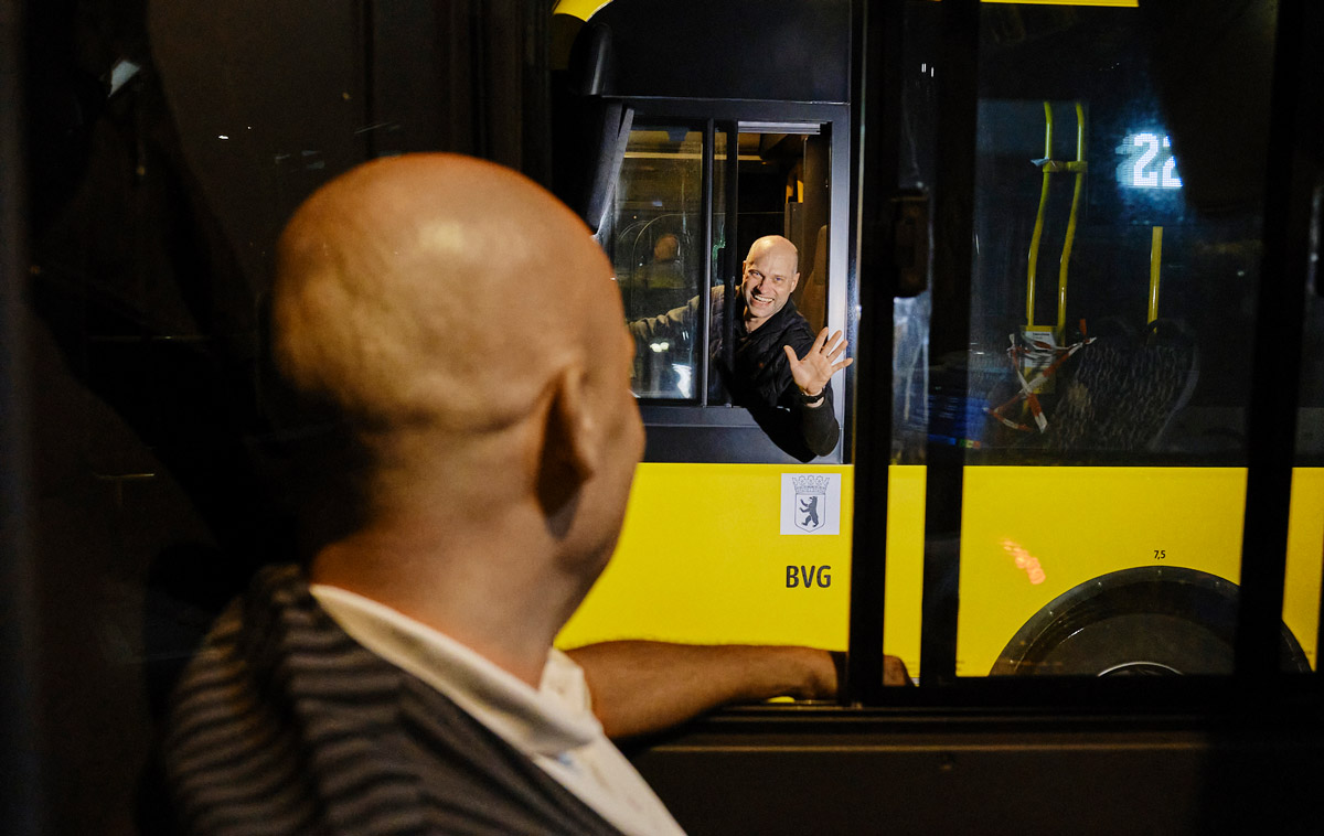 Eigentlich arbeiten Busfahrer hauptsächlich alleine. Kolleg*innen treffen sie zwischendurch aber dennoch