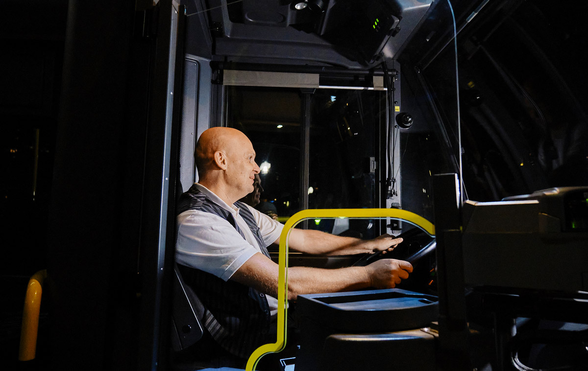 Mark Becker im Cockpit seines Busses. Diesen Arbeitsplatz hat er schon seit über zehn Jahren