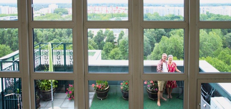 Das Atelier verfügt über eine große Terrasse, von der aus man einen fabelhaften Blick auf das Märkische Viertel hat