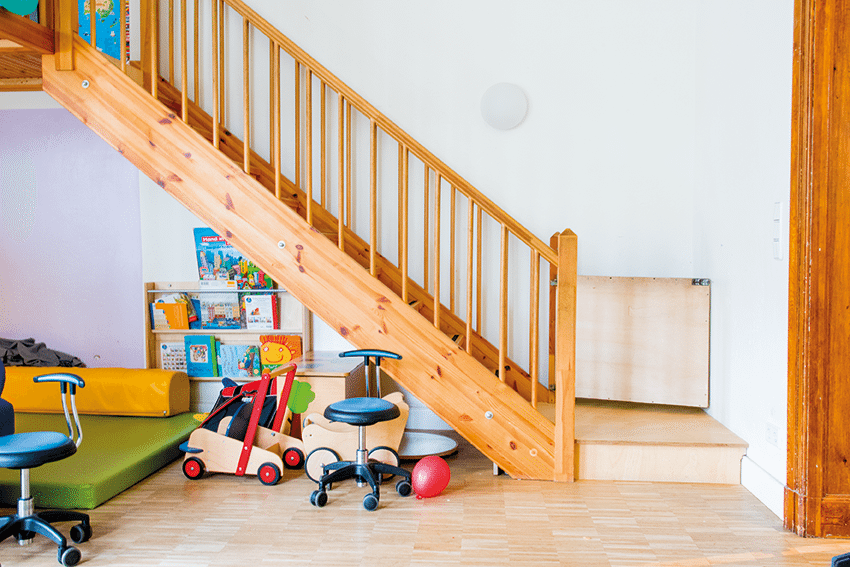 Die Treppen im „Hochebenen-Zimmer“ führt in eine weitere Kuschel- und Ruhezone