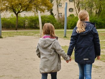 Kinder auf einem Spielplatz