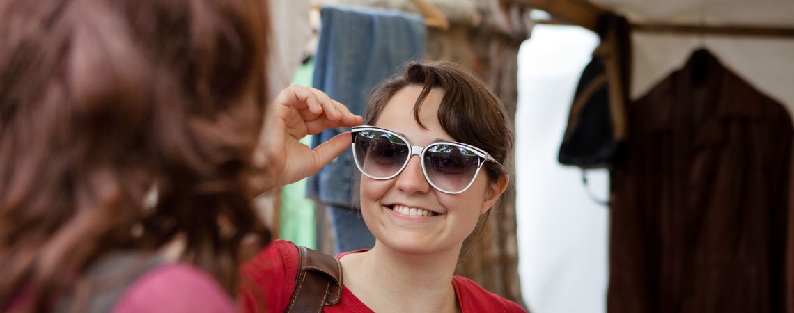 Frau mit Sonnenbrille