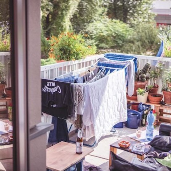 In einer WG muss auch der Balkon bestmöglich genutzt werden. Platz zum Sonnen bleibt aber trotzdem noch