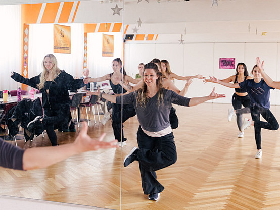 Im Spiegelsaal der Tanzschule Peter Steirl