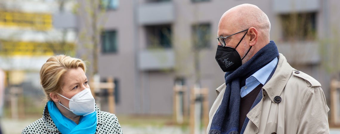 Franziska Giffey mit Jörg Franzen, Vorstandsvorsitzender der GESOBAU