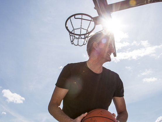 Mann spielt Basketball