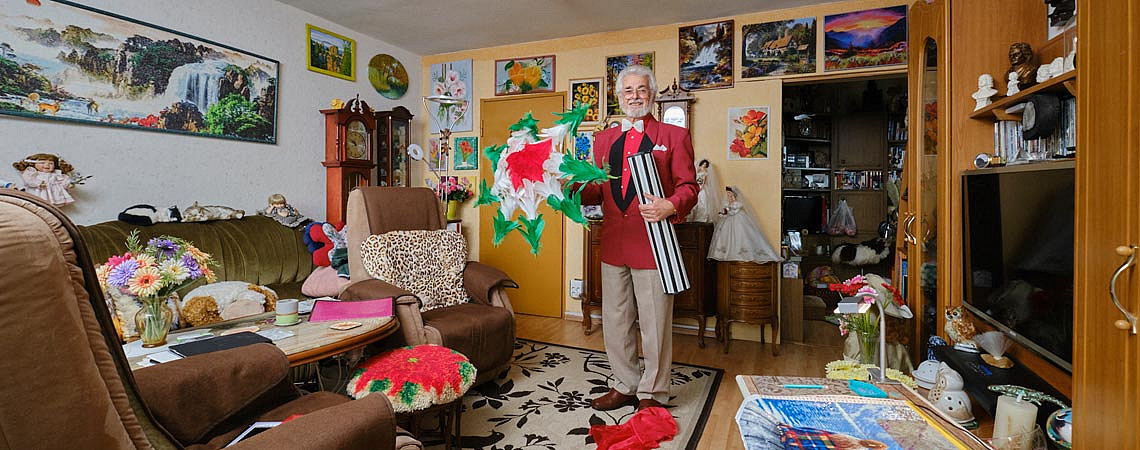 Dietrich Walther in seiner Wohnung im Märkischen Viertel