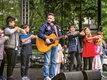 Keine Angst vor der großen Bühne: Das VIERTEL FEST lädt zum Mitmachen ein