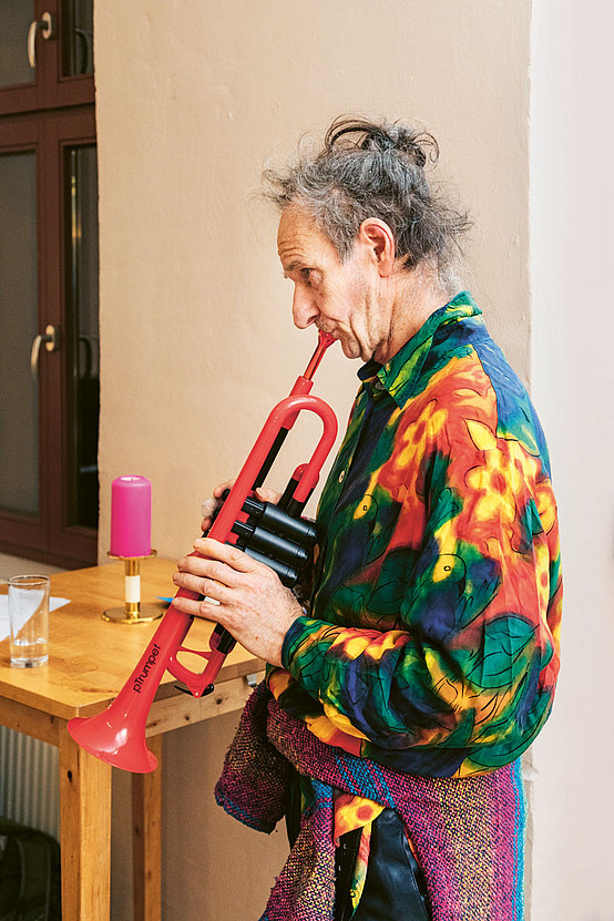 Hanjo Breddermann ist Musiker und Schauspieler. Beim Orchester bereitet­ er Proben vor, besorgt ­Musik­instrumente und kümmert sich um die Finanzen